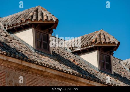 Espagne. Aranjuez. Toit carrelé avec deux fenêtres et cadres en bois avec verre Banque D'Images