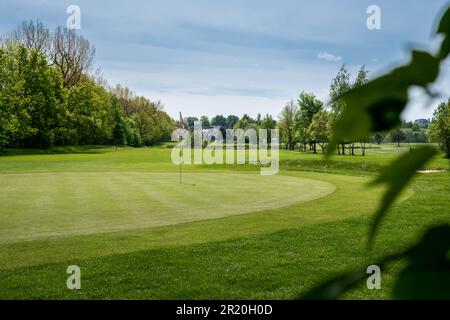 Parcours de golf situé dans le parc Bazantarnia à Siemianowice, Silésie, Pologne. Pelouse parfaitement coupée entourée d'arbres verts et frais. Ensoleillé, jour de printemps Banque D'Images