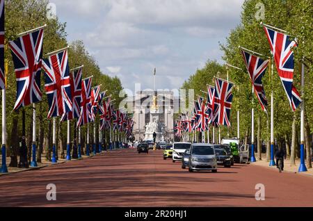 Londres, Angleterre, Royaume-Uni. 16th mai 2023. Union Jacks ligne le centre commercial menant à Buckingham Palace avant les célébrations de l'anniversaire du roi Charles III Bien que le roi soit né le 14 novembre 1948, traditionnellement l'anniversaire d'un monarque est célébré deux fois, avec Trooping la couleur, le défilé officiel d'anniversaire, qui a lieu sur 17 juin cette année. (Credit image: © Vuk Valcic/ZUMA Press Wire) USAGE ÉDITORIAL SEULEMENT! Non destiné À un usage commercial ! Banque D'Images