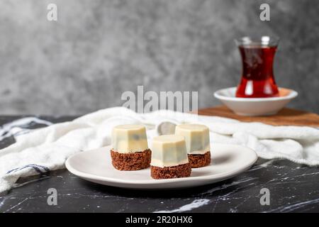 Biscuits couverts de chocolat blanc. Biscuits aux pépites de chocolat liquide sur fond sombre Banque D'Images