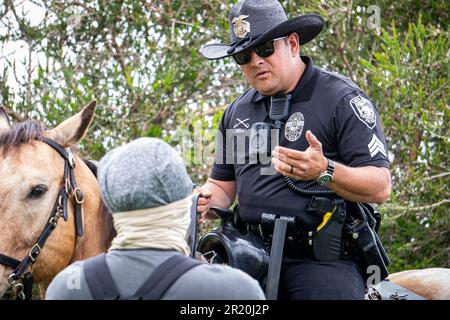 Santa Monica, États-Unis. 13th mai 2023. Un officier monté du département de police de Santa Monica parle avec un militant des droits en matière de reproduction sur 13 mai 2023. (Photo de Jacob Lee Green/Sipa USA) Credit: SIPA USA/Alay Live News Banque D'Images