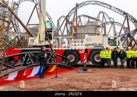 Rouille, Allemagne. 16th mai 2023. Michael Mack (l), associé directeur d'Europa-Park, se dresse devant une section ferroviaire d'une montagne à roulettes et parle. Lors de la cérémonie de fermeture du rail, le dernier élément ferroviaire du nouveau, encore sans nom montagnes russes dans la future zone de thème de la Croatie est emménagement installé. Selon le patron du parc Mack, les nouvelles montagnes russes devraient ouvrir l'année prochaine. Credit: Philipp von Ditfurth/dpa/Alay Live News Banque D'Images