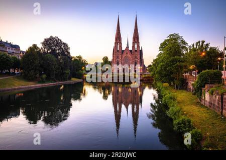 Église Saint-Paul à Strasbourg canal reflet coucher de soleil, région Alsace de France Banque D'Images