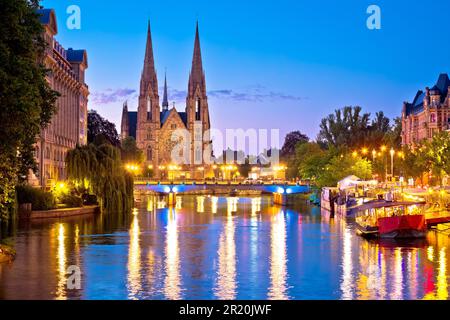 Église Saint-Paul à Strasbourg, canal, reflet, vue en soirée, région Alsace de France Banque D'Images