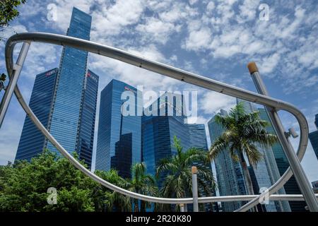 De grands immeubles de bureaux dans le quartier financier de Singapour, vus par une installation artistique à Marina Bay Banque D'Images