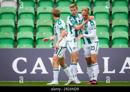 Groningen, pays-Bas. 16th mai 2023. GRONINGEN, PAYS-BAS - MAI 16: Florian Kruger du FC Groningen fête avec Oliver Antman du FC Groningen après avoir marqué son premier but lors du match Eredivisiie entre le FC Groningen et Ajax à Euroborg sur 16 mai 2023 à Groningen, pays-Bas. Le match est une continuation du match abandonné sur 14 mai quand des bombes de fumée ont été lancées hors des stands et un ventilateur a envahi le terrain. (Photo de Patrick Goosen/Orange Pictures) Credit: Orange pics BV/Alay Live News Banque D'Images