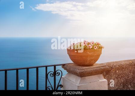 Vue panoramique sur une terrasse à Ravello surplombant la côte de mer d'Amalfi, en Italie Banque D'Images