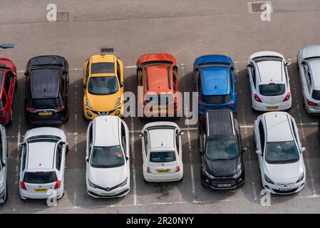 Voitures garées dans un parking, vue d'en haut. Des places de parking sont indiquées, toutes prises par une voiture garée. Parkings complets Banque D'Images