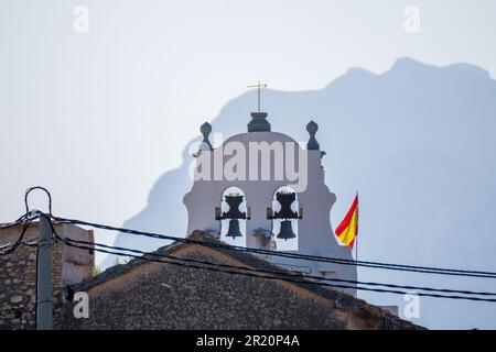 Cloches d'église contre la virgule cloches d'église contre le mur de montagne avec drapeau espagnol - parroquia del divino salvador, Banque D'Images