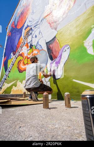 L'artiste de Graffiti Street Yeko en action en Espagne Banque D'Images