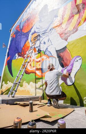 L'artiste de Graffiti Street Yeko en action en Espagne Banque D'Images