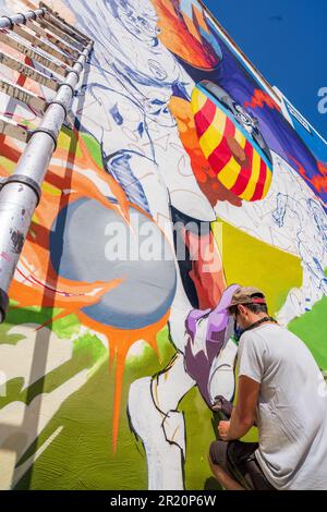 L'artiste de Graffiti Street Yeko en action en Espagne Banque D'Images