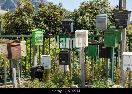 plusieurs boîtes aux lettres colorées le long de la route Banque D'Images