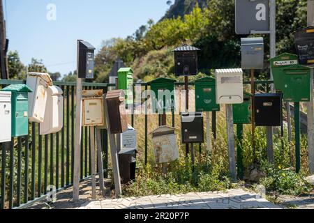 plusieurs boîtes aux lettres colorées le long de la route Banque D'Images