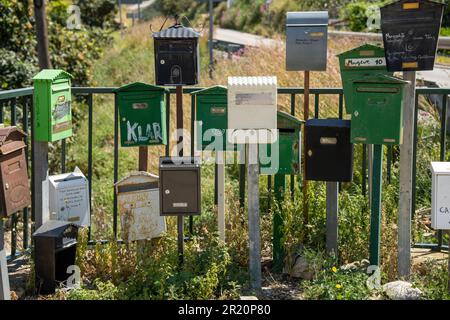 plusieurs boîtes aux lettres colorées le long de la route Banque D'Images