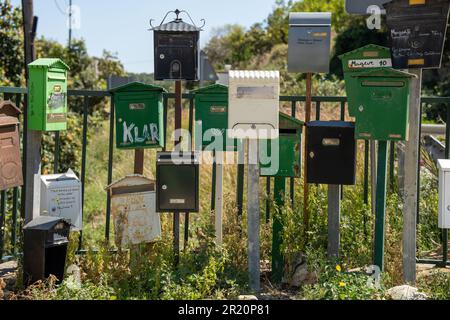 plusieurs boîtes aux lettres colorées le long de la route Banque D'Images