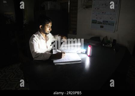 Délestage 16 may2023, paltan dhaka bangladeshA homme travaille avec le témoin du chargeur allumé en raison de l'délestage.photo a été prise paltan Dhaka Banclaies Banque D'Images