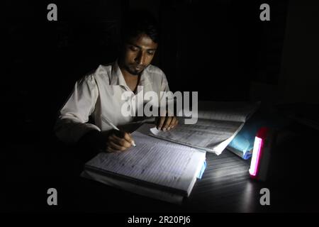 Délestage 16 may2023, paltan dhaka bangladeshA homme travaille avec le témoin du chargeur allumé en raison de l'délestage.photo a été prise paltan Dhaka Banclaies Banque D'Images