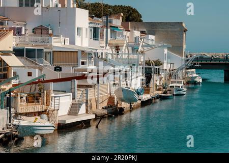 Bateaux accrochés au mur dans le port de Dania Espagne Banque D'Images