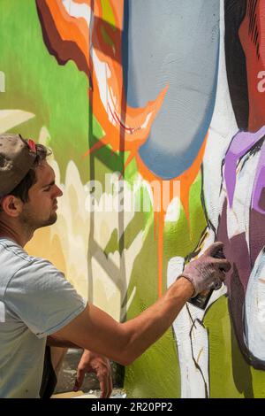 L'artiste de Graffiti Street Yeko en action en Espagne Banque D'Images