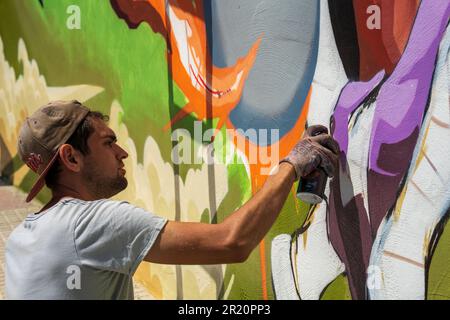 L'artiste de Graffiti Street Yeko en action en Espagne Banque D'Images