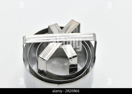 Coupe-biscuits en acier inoxydable sur fond blanc. Banque D'Images