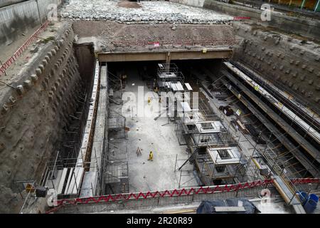 Chantier de construction de tunnel sous le fleuve Rimac pour une nouvelle autoroute et ligne jaune via la ligne de bus Expresa, Lima, Pérou. Le tunnel s'étend sur 1,8km sous la rivière Rimac, qui a été déviée pour permettre la construction. Les travaux ont commencé en janvier 2012 et ont pris 6 ans, le tunnel a ouvert en juin 2018. La société brésilienne OAS a construit le tunnel. Banque D'Images