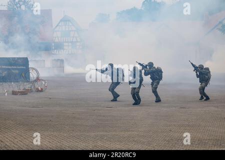 Hammelburg, Allemagne. 16th mai 2023. Lors d'un exercice militaire à l'école d'infanterie de l'armée allemande à Hammelburg, les troupes de montagne veulent fouler un bâtiment. Credit: Daniel Löb/dpa/Alay Live News Banque D'Images