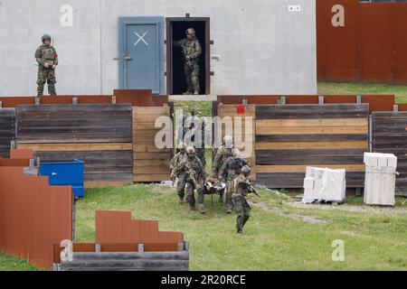 Hammelburg, Allemagne. 16th mai 2023. Les parachutistes récupèrent un homme blessé lors d'un exercice militaire à l'école d'infanterie de l'armée allemande Hammelburg. Credit: Daniel Löb/dpa/Alay Live News Banque D'Images