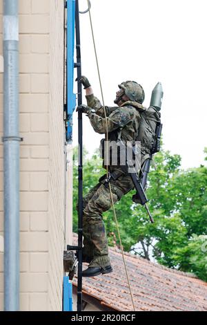 Hammelburg, Allemagne. 16th mai 2023. Lors d'un exercice militaire à l'école d'infanterie de l'armée allemande à Hammelburg, un fantassin de montagne monte sur le côté d'un bâtiment. Credit: Daniel Löb/dpa/Alay Live News Banque D'Images