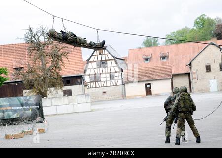 Hammelburg, Allemagne. 16th mai 2023. Lors d'un exercice militaire à l'école d'infanterie de l'armée allemande à Hammelburg, les troupes de montagne sauvent un homme blessé. Credit: Daniel Löb/dpa/Alay Live News Banque D'Images