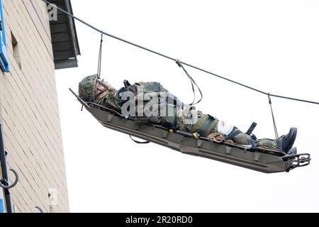 Hammelburg, Allemagne. 16th mai 2023. Lors d'un exercice militaire à l'école d'infanterie de l'armée allemande à Hammelburg, les troupes de montagne sauvent un homme blessé. Credit: Daniel Löb/dpa/Alay Live News Banque D'Images