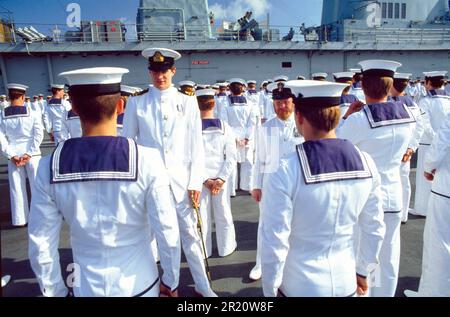 Divisions de marins en uniforme sur le HMS Invincible, 1984 Banque D'Images