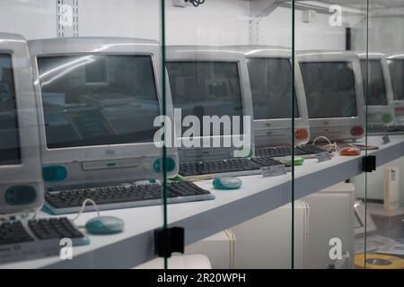 Varsovie, Pologne. 16th mai 2023. Les anciens iMac d'Apple sont exposés au musée Apple le 16 mars 2023 à Varsovie, en Pologne. Mercredi marquera la Journée mondiale des télécommunications et de la société de l'information des Nations Unies, journée au cours de laquelle le monde met en lumière les avantages des technologies des télécommunications et de l'Internet (TIC) et les moyens de combler la fracture numérique. (Photo de Jaap Arriens/Sipa USA) crédit: SIPA USA/Alay Live News Banque D'Images