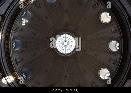 Le grand plafond en dôme du Palais de Berlin. Banque D'Images