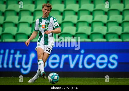 Groningen, pays-Bas. 16th mai 2023. GRONINGEN, PAYS-BAS - MAI 16 : Jorg Schreuders du FC Groningen passe la balle lors du match Eredivisiie entre le FC Groningen et Ajax à l'Euroborg on 16 mai 2023 à Groningen, pays-Bas. Le match est une continuation du match abandonné sur 14 mai quand des bombes de fumée ont été lancées hors des stands et un ventilateur a envahi le terrain. (Photo de Patrick Goosen/Orange Pictures) Credit: Orange pics BV/Alay Live News Banque D'Images
