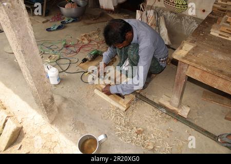 Gros plan Carpenter occupé à travailler - concept d'artisans, travail indépendant et qualifié, Inde, Odisha Banque D'Images