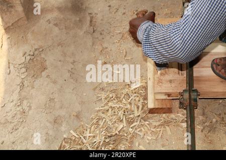 Gros plan Carpenter occupé à travailler - concept d'artisans, travail indépendant et qualifié, Inde, Odisha Banque D'Images