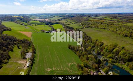 Vue sur la vallée d'Alkham, prise d'un drone survolant Coxhill Mount, Kearsney, Kent. Bush Ruff Lake se trouve en bas à droite. Banque D'Images