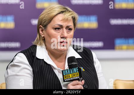 Nelya Shastun, mère des soldats du bataillon Azov, dont l'un des fils a été tué et l'autre tenu en captivité, parle lors d'une conférence de presse au centre des médias ukrainiens d'Ukrinform, dans le centre de Kiev, la capitale de l'Ukraine, sur 16 mai 2023. UKRINFORM - Agence ukrainienne d'information - accueille une conférence de presse intitulée "Une année de départ des aciéries d'Azovstal: Criez, car il est impossible de garder le silence" par des représentants de l'ONG Women of Steel. Women of Steel est une ONG ukrainienne qui rassemble des mères, des femmes et d'autres membres des familles des défenseurs d'Azovstal. Des combattants d'Azovstal ont été envoyés à la prison russe le Banque D'Images