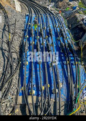 Remplacement d'une ligne électrique haute tension aérienne par une ligne électrique souterraine de 400 kilovolts afin de libérer davantage de terrains pour le logement dans le sud de Stockholm Banque D'Images