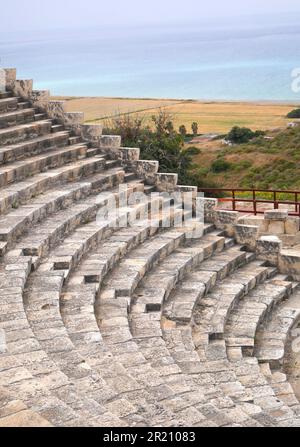 Le théâtre romain rénové de 2nd siècles av. J.-C. avec la mer Méditerranée derrière, zone archéologique de Kourion, Episkopi, district de Limassol, Chypre Banque D'Images