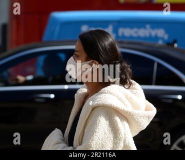 Une femme dans les rues de Londres portant un masque alors que l'épidémie de coronavirus COVID-19 se développe. Lundi 16/03/2020 Banque D'Images