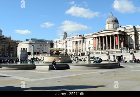 Trafalgar Square était presque vide, tout comme de nombreuses rues et lieux publics à travers Londres, alors que le coronavirus COVID-19 s'est propagé dans le monde entier. Lundi 16/03/2020 Banque D'Images