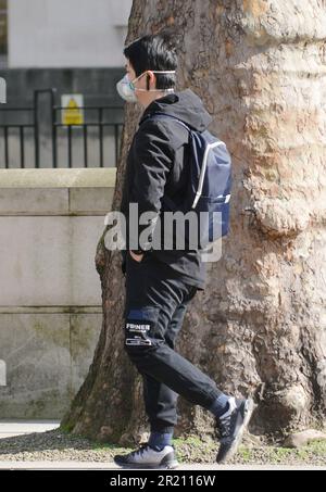 Un homme dans les rues de Londres portant un masque alors que l'épidémie de coronavirus COVID-19 se développe. Lundi 16/03/2020 Banque D'Images