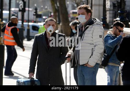 Les gens dans les rues de Londres portent des masques alors que l'épidémie de coronavirus COVID-19 se développe. Lundi 16/03/2020 Banque D'Images