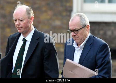 Le Professeur Chris Whitty, médecin-chef du gouvernement britannique, et Sir Patrick Vallance [FRS FSci MedFRCP], conseiller scientifique en chef du gouvernement et chef de la science et de l'ingénierie du gouvernement, arrivent à l'extérieur du numéro 10 Downing Street, Londres, avant une réunion d'urgence de la COBRA à mesure que l'épidémie du coronavirus COVID-19 se développe. Lundi 16/03/2020 Banque D'Images