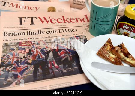 Photographie d'un petit déjeuner sur le thème du Brexit, comprenant un journal, une tasse de thé à l'Union-jack et un toast au marmite du « Brexit ». Banque D'Images