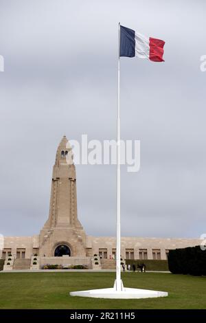 Photographie de l'Ossuaire de Douaumont, un monument commémoratif contenant les restes de squelette des soldats morts sur le champ de bataille pendant la bataille de Verdun pendant la première Guerre mondiale Banque D'Images