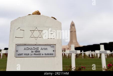 Photographie d'une tombe juive à l'extérieur de l'Ossuary de Douaumont, un monument commémoratif contenant les restes de squelette des soldats morts sur le champ de bataille pendant la bataille de Verdun pendant la première Guerre mondiale Banque D'Images